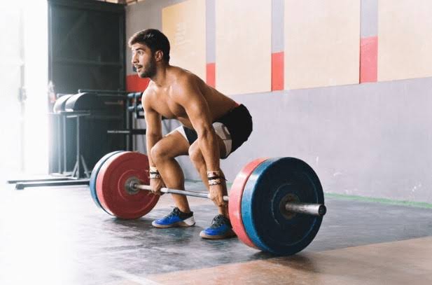 Musculação ganha espaço entre pessoas que buscam mais força no dia a dia