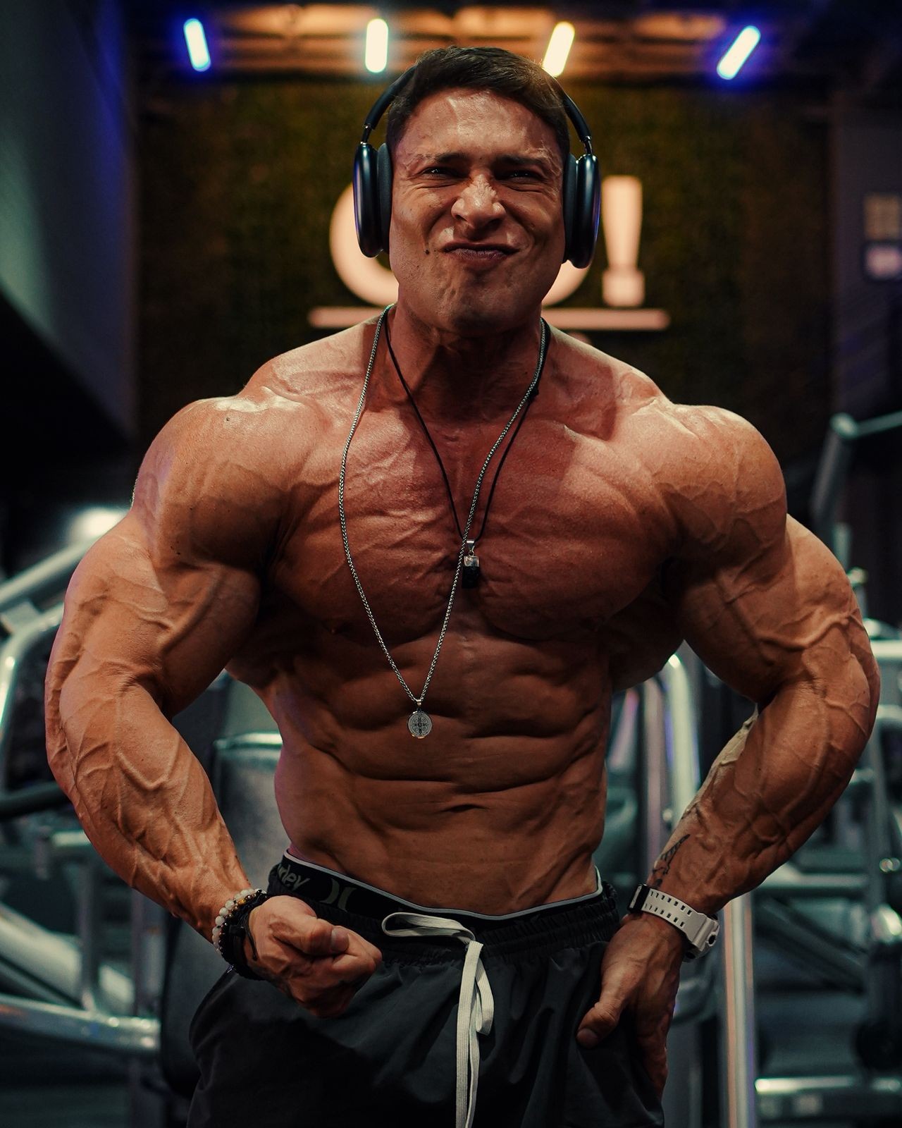 Ramon Dino se prepara para defender o título no Mr. Olympia 2026